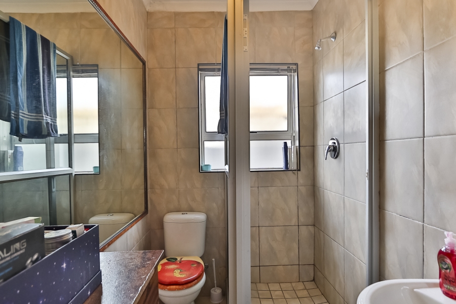 5 Bedroom Property for Sale in Gustrouw Western Cape
